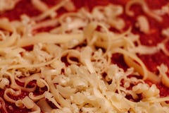 Geraspte kaas voor pizza dicht omhoog op ketchup met een laag bedekt deeg stock foto's Geraspte kaas voor pizza dicht omhoog op ketchup met een laag bedekt deeg stock foto's