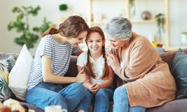 Gerações avó, mãe e brincadeira da família três e para rir da casa imagem de stock Gerações avó, mãe e brincadeira da família três e para rir da casa imagem de stock