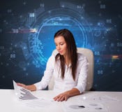 Gerente na frente da mesa de escrit?rio com conceito de uma comunica??o fotografia de stock Gerente na frente da mesa de escrit?rio com conceito de uma comunica??o fotografia de stock