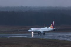 Germanwings samoloty na ziemi przy cologne Bonn lotniskowy Germany w deszczu obraz royalty free Germanwings samoloty na ziemi przy cologne Bonn lotniskowy Germany w deszczu obraz royalty free