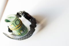Gerolltes Bündel von hundert Euroanmerkungen innerhalb des verschlossenen Gurtes der modernen Armbanduhr lokalisiert auf weißem H stockfotos Gerolltes Bündel von hundert Euroanmerkungen innerhalb des verschlossenen Gurtes der modernen Armbanduhr lokalisiert auf weißem H stockfotos