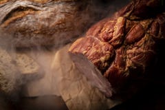 Gerookte ham Traditioneel, eenvoudig gerookt vlees en eigengemaakt brood royalty-vrije stock foto Gerookte ham Traditioneel, eenvoudig gerookt vlees en eigengemaakt brood royalty-vrije stock foto