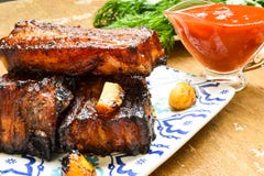 Gerookte varkensvleesribben met tomatensaus royalty-vrije stock afbeeldingen Gerookte varkensvleesribben met tomatensaus royalty-vrije stock afbeeldingen