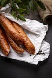 Gerookte worst in document op een keuken donkere worktop stock fotografie Gerookte worst in document op een keuken donkere worktop stock fotografie