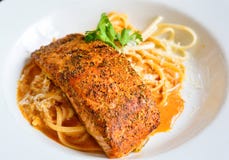 Geroosterd Salmon Fillet Pasta in Witte Plaat royalty-vrije stock foto Geroosterd Salmon Fillet Pasta in Witte Plaat royalty-vrije stock foto