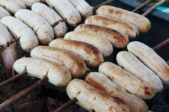 Geroosterde bananen op de houten stokken royalty-vrije stock afbeelding Geroosterde bananen op de houten stokken royalty-vrije stock afbeelding