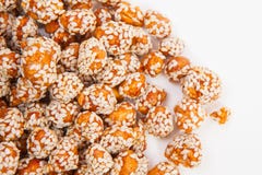 Geroosterde die pinda's met suiker en sesam met een laag worden bedekt stock fotografie Geroosterde die pinda's met suiker en sesam met een laag worden bedekt stock fotografie