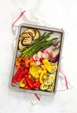 Geroosterde groenten op een bakseldienblad, mening van hierboven Stock Afbeelding Geroosterde groenten op een bakseldienblad, mening van hierboven Stock Afbeelding