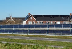 Geräuschsperre mit integrierten Sonnenkollektoren stockfotografie Geräuschsperre mit integrierten Sonnenkollektoren stockfotografie