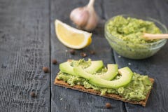 Gerösteter Roggen mit Sahne verbreitet von den Avocadoscheiben Lizenzfreie Stockfotos Gerösteter Roggen mit Sahne verbreitet von den Avocadoscheiben Lizenzfreie Stockfotos