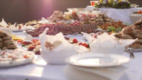 Gesamtlänge einer schwedischen Tabelle, welche auf die Gäste wartet, um sich zu nähern stock footage Gesamtlänge einer schwedischen Tabelle, welche auf die Gäste wartet, um sich zu nähern stock footage