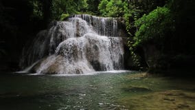 Gesamtlängentouristenattraktionen Huai Mae Kamin-Wasserfall, stock video footage Gesamtlängentouristenattraktionen Huai Mae Kamin-Wasserfall, stock video footage
