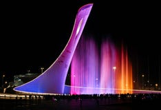 Gesangbrunnen im Olympiagelände nachts in Sochi stockfotografie Gesangbrunnen im Olympiagelände nachts in Sochi stockfotografie