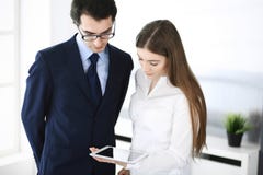Gesch?ftsm?nner und Frau, die Tablet-Computer im modernen B?ro verwendet Kollegen oder Unternehmensmanager am Arbeitsplatz partne lizenzfreie stockfotos Gesch?ftsm?nner und Frau, die Tablet-Computer im modernen B?ro verwendet Kollegen oder Unternehmensmanager am Arbeitsplatz partne lizenzfreie stockfotos