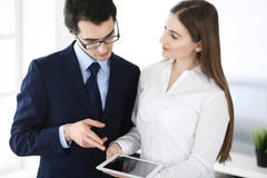 Gesch?ftsm?nner und Frau, die Tablet-Computer im modernen B?ro verwendet Kollegen oder Unternehmensmanager am Arbeitsplatz partne stockbild Gesch?ftsm?nner und Frau, die Tablet-Computer im modernen B?ro verwendet Kollegen oder Unternehmensmanager am Arbeitsplatz partne stockbild