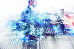 Gesch?ftsmann Works mit Laptop Konzept der Teamwork und der Partnerschaft Doppelbelichtung mit Netzeffekten lizenzfreie stockfotografie Gesch?ftsmann Works mit Laptop Konzept der Teamwork und der Partnerschaft Doppelbelichtung mit Netzeffekten lizenzfreie stockfotografie