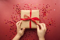 Geschenkbox gebunden mit rotem Band auf rosa Pastellhintergrund stockfoto Geschenkbox gebunden mit rotem Band auf rosa Pastellhintergrund stockfoto