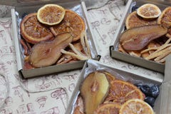 Geschenkbox mit kandierter Frucht lizenzfreie stockbilder Geschenkbox mit kandierter Frucht lizenzfreie stockbilder
