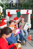 Geschenkbox-Weihnachtsfeiertag der Familie offener stockfotos Geschenkbox-Weihnachtsfeiertag der Familie offener stockfotos