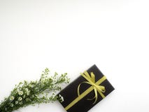 Geschenkkasten mit Blumen stockbild Geschenkkasten mit Blumen stockbild