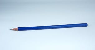 Gescherpt blauw potlood op witte achtergrond royalty-vrije stock foto's Gescherpt blauw potlood op witte achtergrond royalty-vrije stock foto's