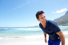 Geschikte oudere mens bij het strand stock fotografie Geschikte oudere mens bij het strand stock fotografie