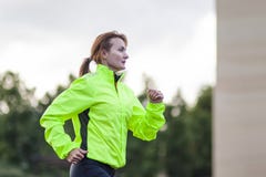 Geschiktheid en gezonde levensstijlconcepten Vrouwelijke Atleet Having Running Exercise in openlucht royalty-vrije stock afbeeldingen Geschiktheid en gezonde levensstijlconcepten Vrouwelijke Atleet Having Running Exercise in openlucht royalty-vrije stock afbeeldingen