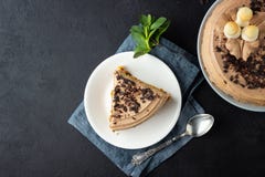 Geschmackvoller Kuchen mit Sahne verziert und dunkle Schokolade auf schwarzem Hintergrund stockfoto Geschmackvoller Kuchen mit Sahne verziert und dunkle Schokolade auf schwarzem Hintergrund stockfoto