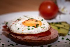 Geschmackvolles bayerisches Frühstück nannte strammer maximal lizenzfreie stockfotografie Geschmackvolles bayerisches Frühstück nannte strammer maximal lizenzfreie stockfotografie
