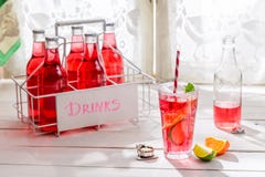 Geschmackvolles rotes Sommergetränk in der Flasche mit Zitrusfrucht stockfotos Geschmackvolles rotes Sommergetränk in der Flasche mit Zitrusfrucht stockfotos