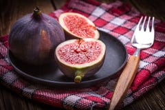 Geschnittene Feigen auf einem Holztisch stockbild Geschnittene Feigen auf einem Holztisch stockbild