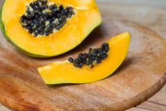 Geschnittene frische Papaya stockfotografie Geschnittene frische Papaya stockfotografie
