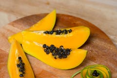 Geschnittene frische Papaya Beschneidungspfad eingeschlossen stockfoto Geschnittene frische Papaya Beschneidungspfad eingeschlossen stockfoto
