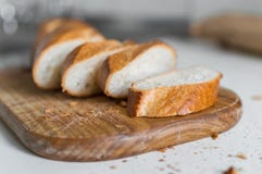 Geschnittenes französisches Stangenbrot auf hölzernem Schneidebrett Brot für Abendessen lizenzfreie stockfotos Geschnittenes französisches Stangenbrot auf hölzernem Schneidebrett Brot für Abendessen lizenzfreie stockfotos