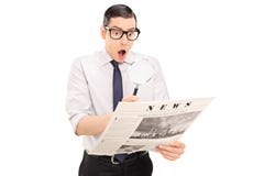Geschokte mens die het nieuws lezen door meer magnifier Royalty-vrije Stock Foto Geschokte mens die het nieuws lezen door meer magnifier Royalty-vrije Stock Foto