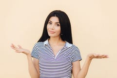 Geschossen von den zögernden reizenden weiblichen Achselzuckenschultern mit Verwirrung, kennen doesn ` t Antwort auf schwieriger lizenzfreie stockfotografie Geschossen von den zögernden reizenden weiblichen Achselzuckenschultern mit Verwirrung, kennen doesn ` t Antwort auf schwieriger lizenzfreie stockfotografie