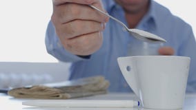 Geschäftsmann Relax Preparing ein heißer Kaffee, der etwas Zucker mit einem Teelöffel hinzufügt stockbilder Geschäftsmann Relax Preparing ein heißer Kaffee, der etwas Zucker mit einem Teelöffel hinzufügt stockbilder