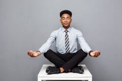 Geschäfts-Konzept - Porträt des Afroamerikanergeschäftsmannes Meditation und Yoga tuend, herein bevor dem Arbeiten lizenzfreie stockbilder Geschäfts-Konzept - Porträt des Afroamerikanergeschäftsmannes Meditation und Yoga tuend, herein bevor dem Arbeiten lizenzfreie stockbilder