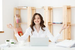 Geschäfts-und Gesundheits-Konzept: Junge Frau des Porträts nahe dem Laptop, übende Meditation am Schreibtisch, vor lizenzfreie stockfotografie Geschäfts-und Gesundheits-Konzept: Junge Frau des Porträts nahe dem Laptop, übende Meditation am Schreibtisch, vor lizenzfreie stockfotografie