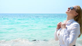 Geschäftsfrau auf dem Strand sie genießt die Ansicht des Meeres Sie knöpfte ihr Hemd auf und atmt die Seeluft ein stockfotografie Geschäftsfrau auf dem Strand sie genießt die Ansicht des Meeres Sie knöpfte ihr Hemd auf und atmt die Seeluft ein stockfotografie