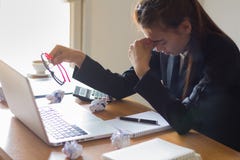 Geschäftsfrau beim Arbeiten betont an einem Computer stockfotografie Geschäftsfrau beim Arbeiten betont an einem Computer stockfotografie