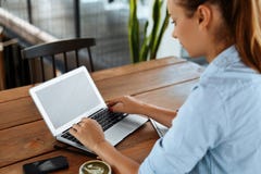 Geschäftsfrau, die an Computer am Café arbeitet Freiberufliche Tätigkeit, Kommunikation stockfotos Geschäftsfrau, die an Computer am Café arbeitet Freiberufliche Tätigkeit, Kommunikation stockfotos