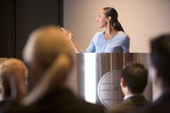 Geschäftsfrau, die Darstellung am Podium gibt