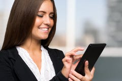 Geschäftsfrau, die eine digitale Tablette verwendet lizenzfreie stockbilder Geschäftsfrau, die eine digitale Tablette verwendet lizenzfreie stockbilder