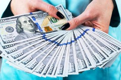 Geschäftsfrau, die Geld in den Händen zählt Handvoll Geld Angebotgeld Frauen ` s Hände halten Geldbezeichnungen von 100 Dollar Stockbild Geschäftsfrau, die Geld in den Händen zählt Handvoll Geld Angebotgeld Frauen ` s Hände halten Geldbezeichnungen von 100 Dollar Stockbild