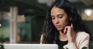 Geschäftsfrau, die Laptop am Café verwendet Junges schönes Mädchen, das in einer Kaffeestube sitzt und an Computer arbeitet stock footage Geschäftsfrau, die Laptop am Café verwendet Junges schönes Mädchen, das in einer Kaffeestube sitzt und an Computer arbeitet stock footage