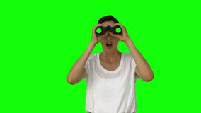 Geschäftsfrau, die mit Ferngläsern schaut stock footage Geschäftsfrau, die mit Ferngläsern schaut stock footage