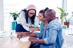 Geschäftsfrau, die mit Kollegen über digitaler Tablette sich bespricht stockfotos Geschäftsfrau, die mit Kollegen über digitaler Tablette sich bespricht stockfotos