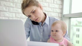 Geschäftsfrau mit sprechendem Telefon des Babys Geschäftsmutterfunktion stock video footage Geschäftsfrau mit sprechendem Telefon des Babys Geschäftsmutterfunktion stock video footage