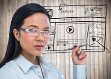Geschäftsfrau mit Stift- und Websitespott oben gegen undeutliche Täfelung stockfotos Geschäftsfrau mit Stift- und Websitespott oben gegen undeutliche Täfelung stockfotos